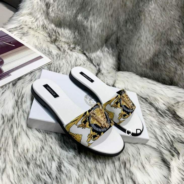 Picture of Versace Slippers _SKUVersacesz35-42GDT010135